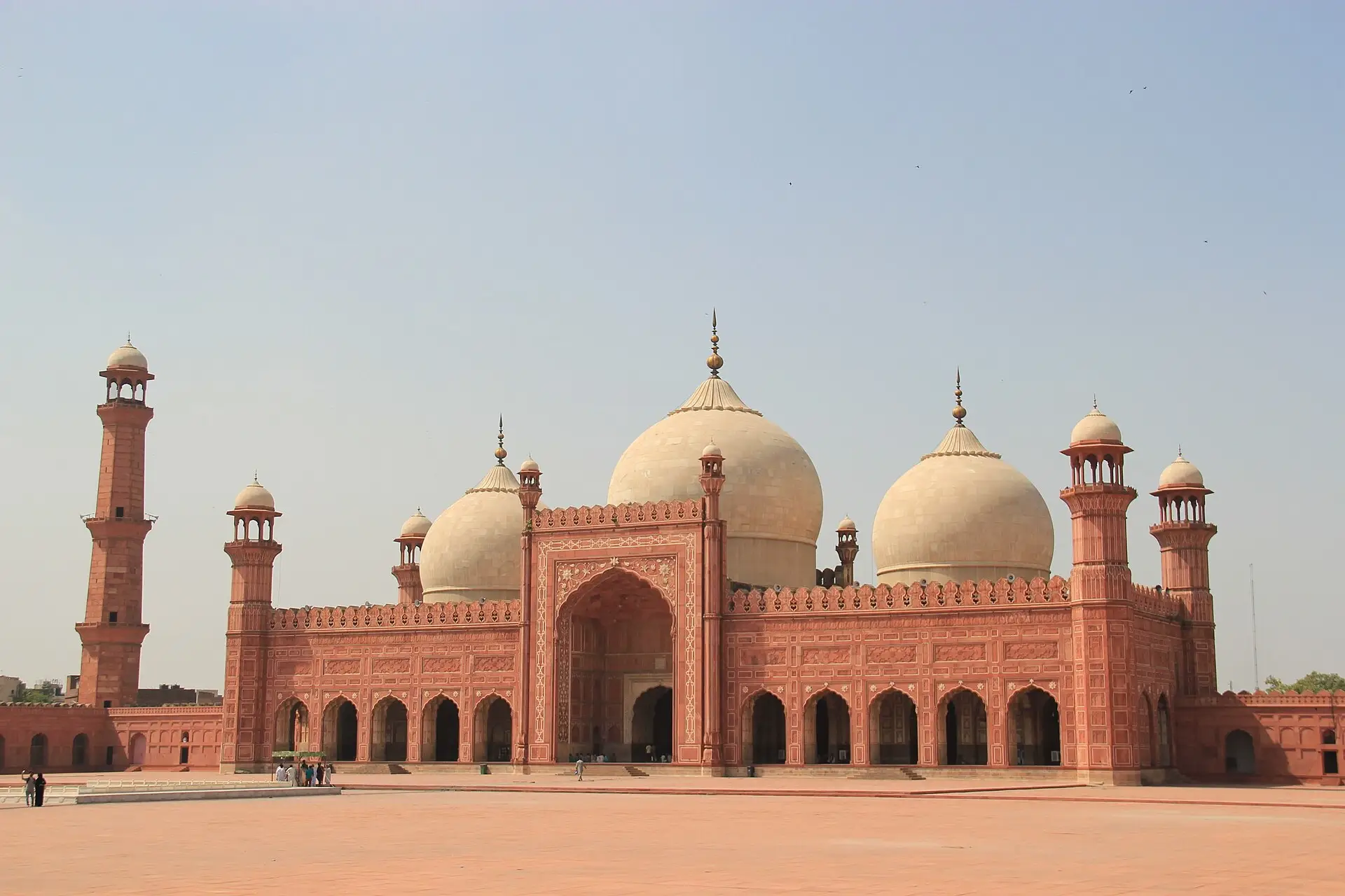 Travel guide to Pakistan featuring the Badshahi Mosque in Lahore