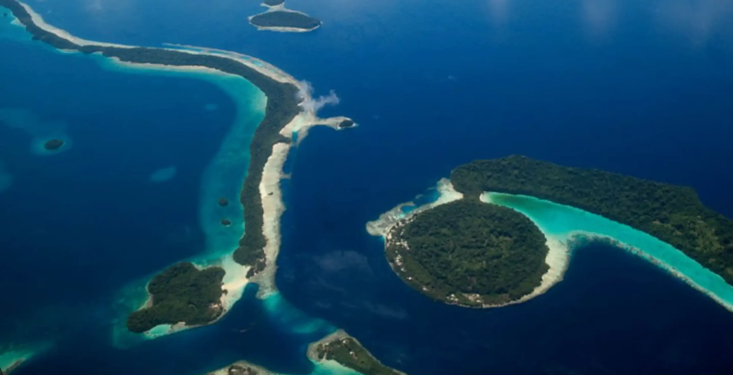 Travel guide to Solomon Islands featuring Marovo Lagoon and tropical island scenery