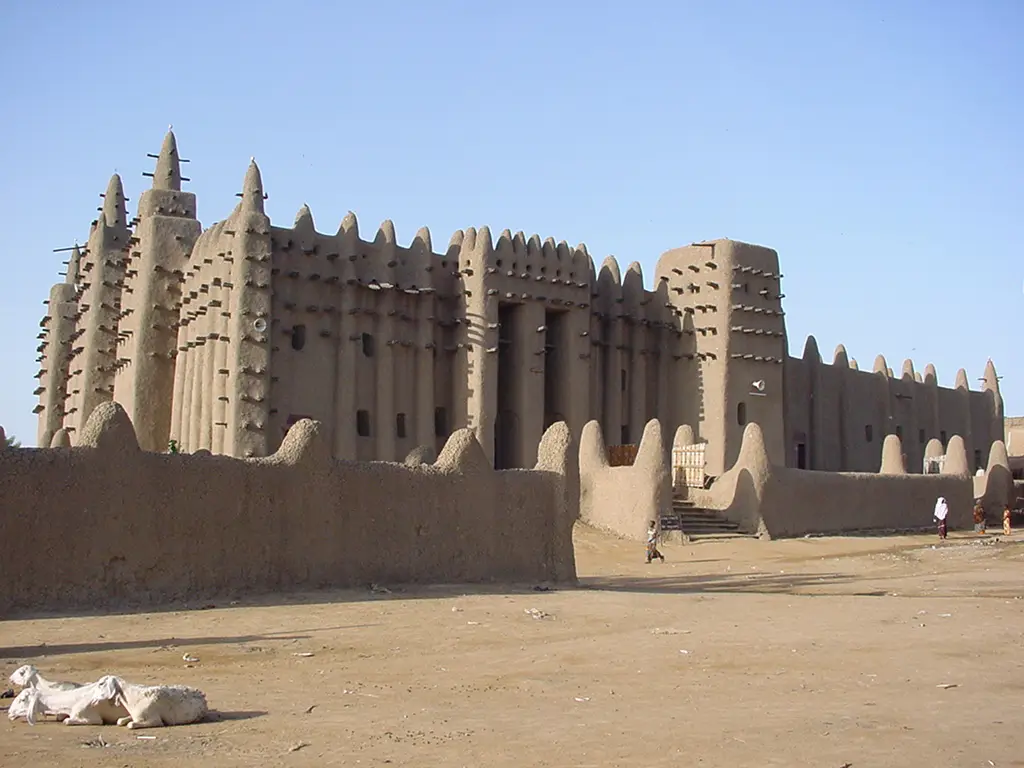 Travel guide to Mali featuring the Great Mosque of Djenné earthen architecture