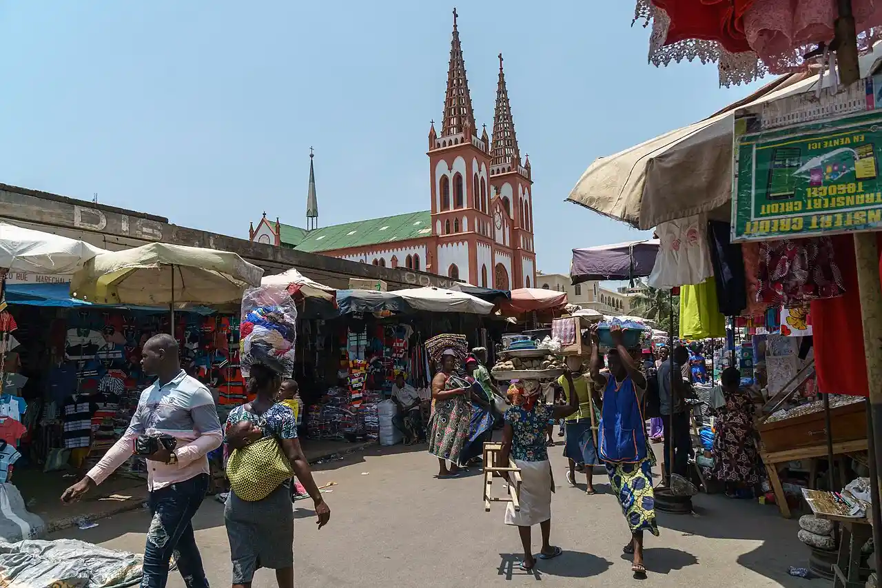 Travel guide to Togo featuring Lomé's Grand Marché and vibrant street life