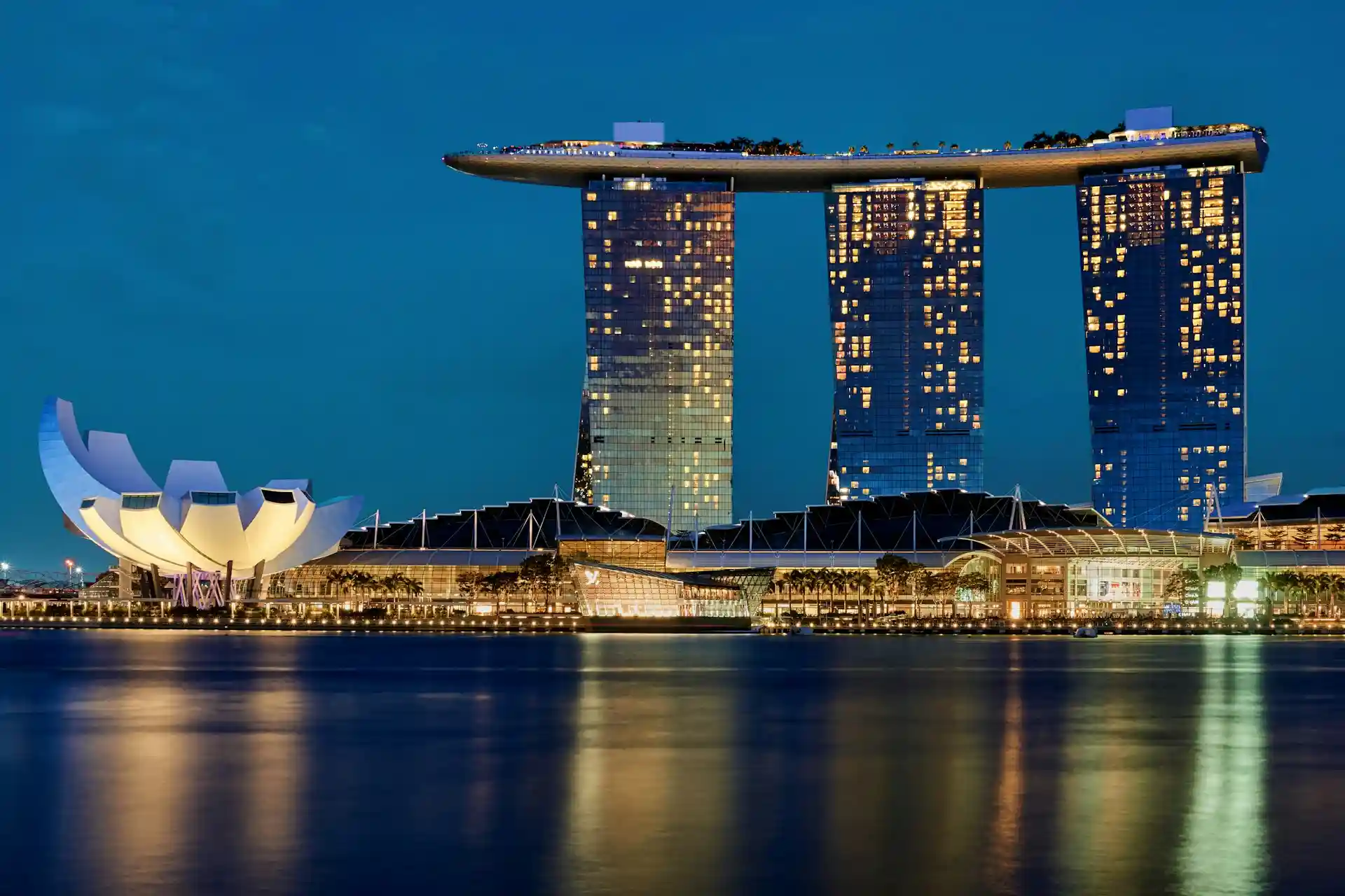 Travel guide to Singapore featuring Marina Bay Sands and the city skyline