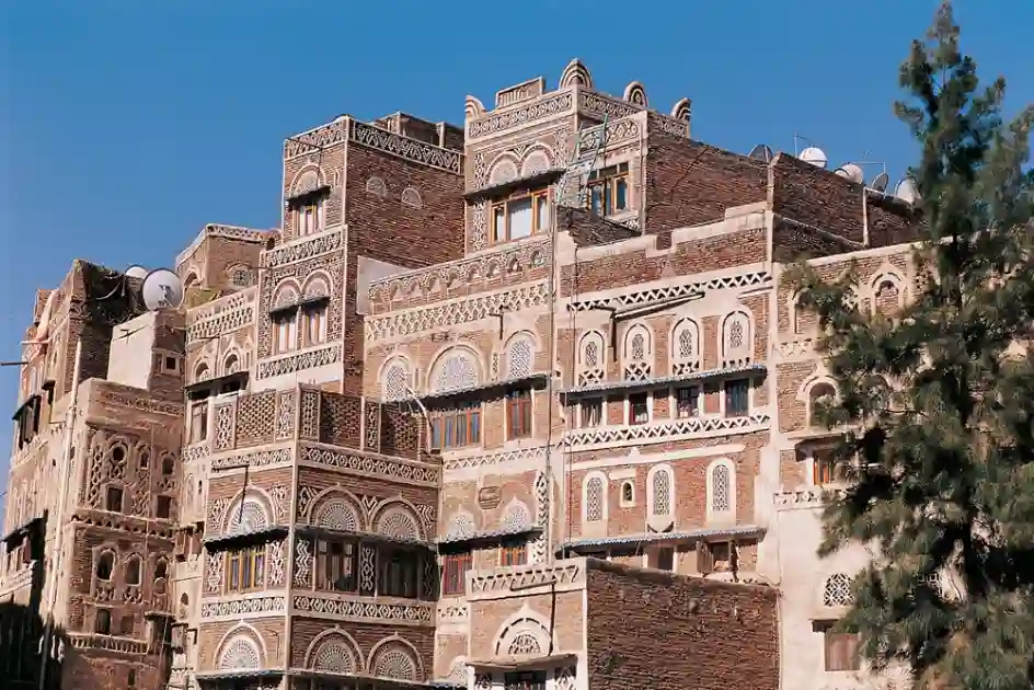 Travel guide to Yemen featuring the Old City of Sana'a and traditional architecture