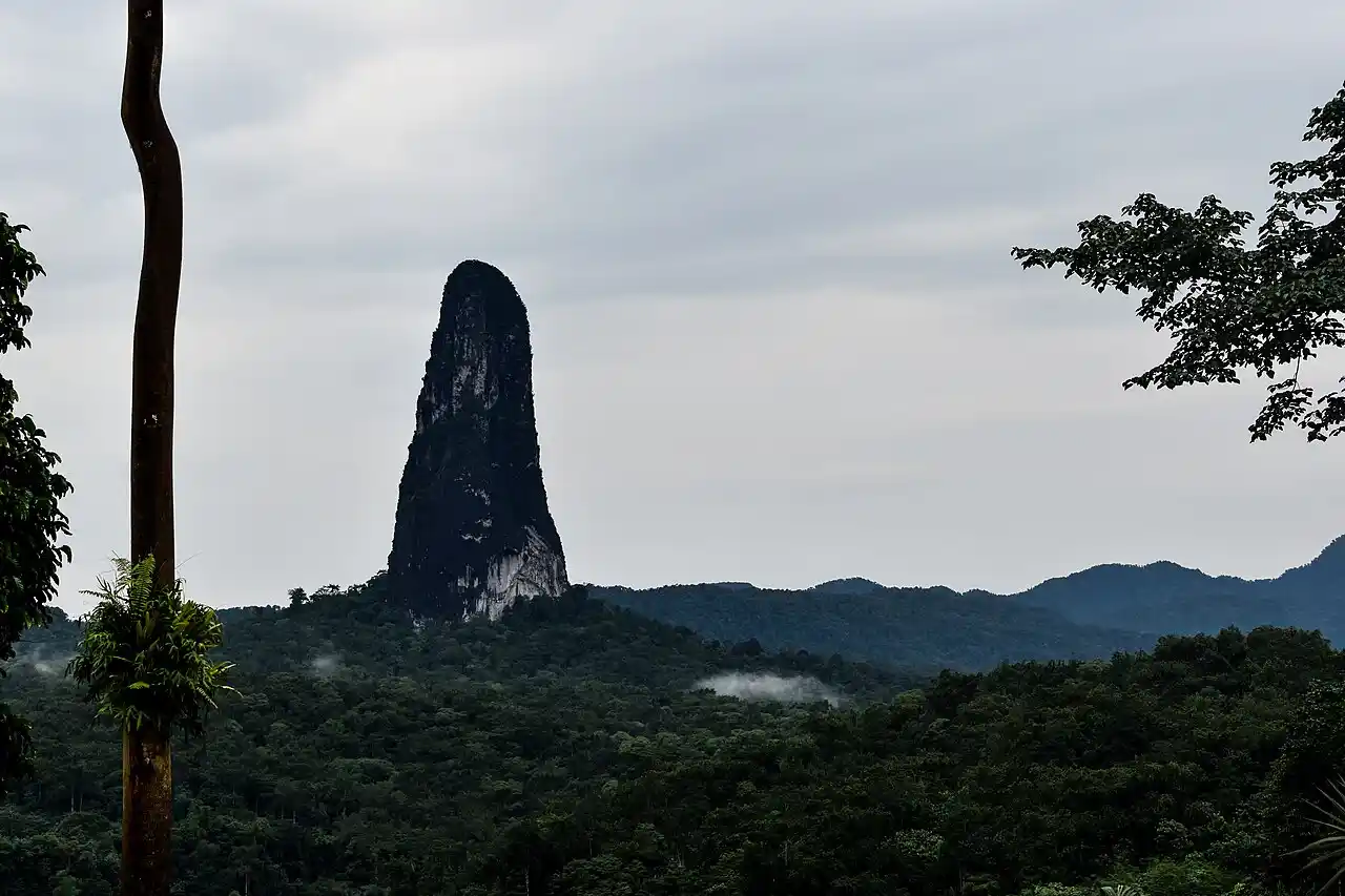 Travel guide to São Tomé and Príncipe featuring Pico Cão Grande and tropical landscapes
