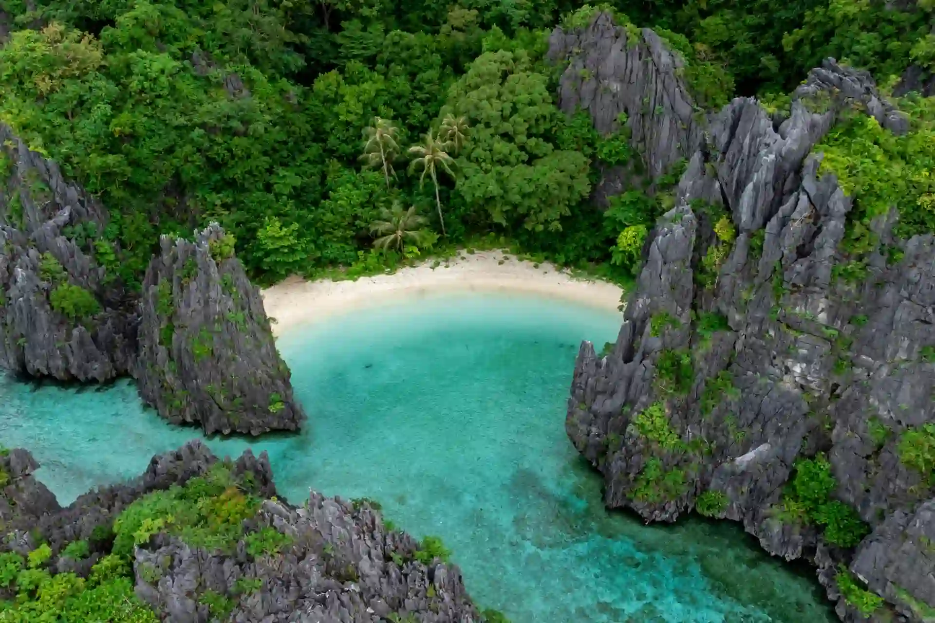 Travel guide to the Philippines featuring El Nido Palawan lagoon