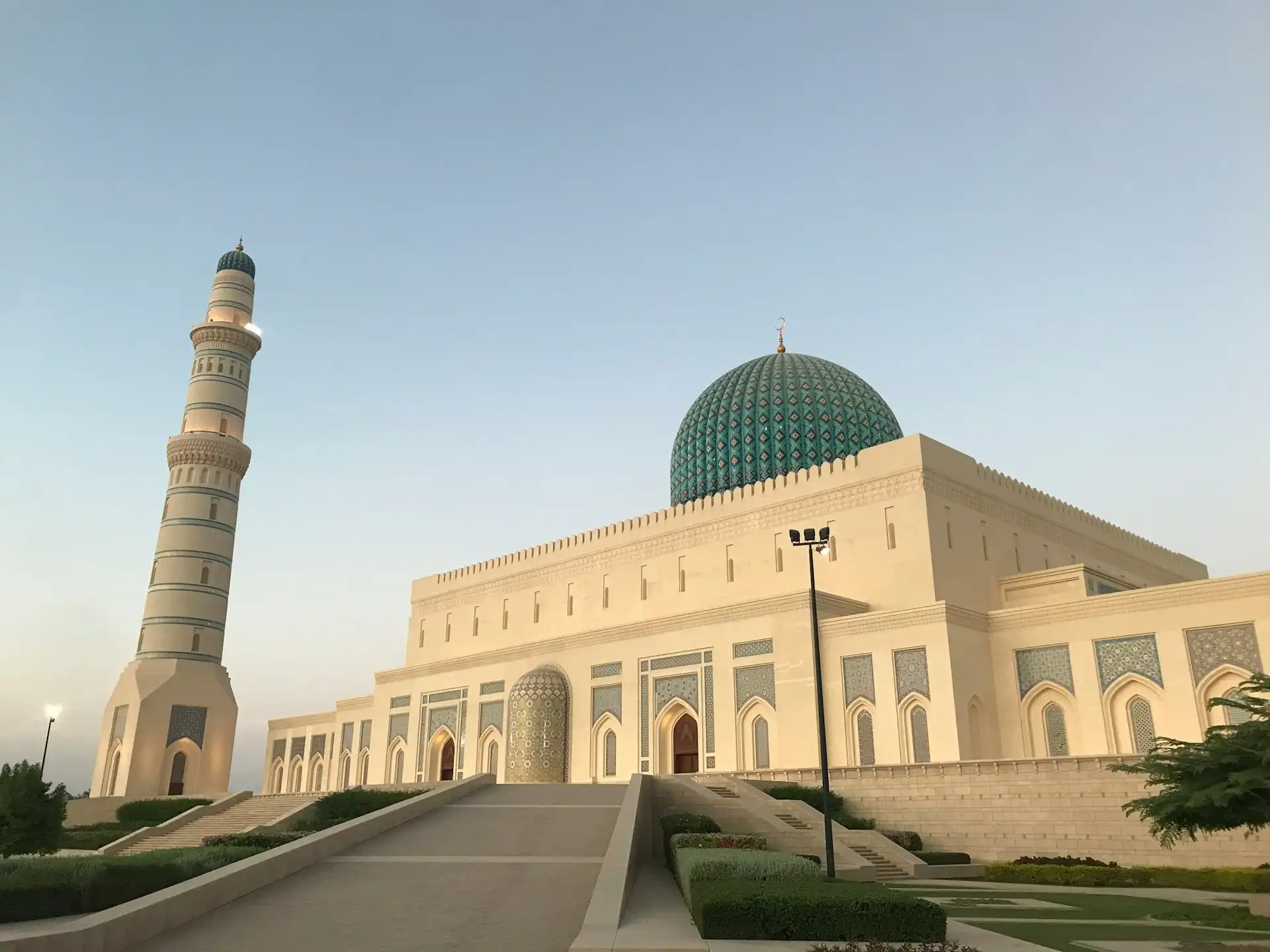 Travel guide to Oman featuring the Sultan Qaboos Grand Mosque in Muscat