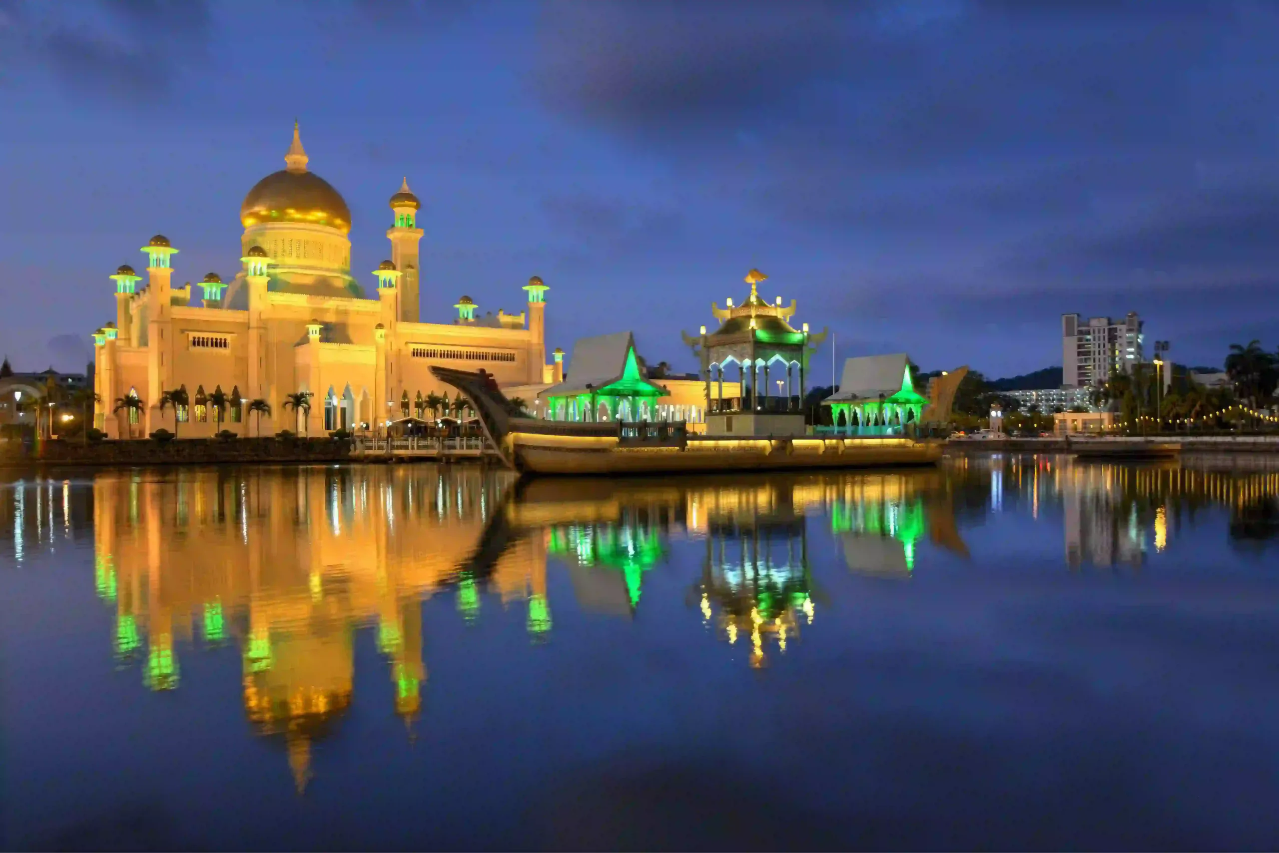 Travel guide to Brunei featuring Sultan Omar Ali Saifuddien Mosque in Bandar Seri Begawan