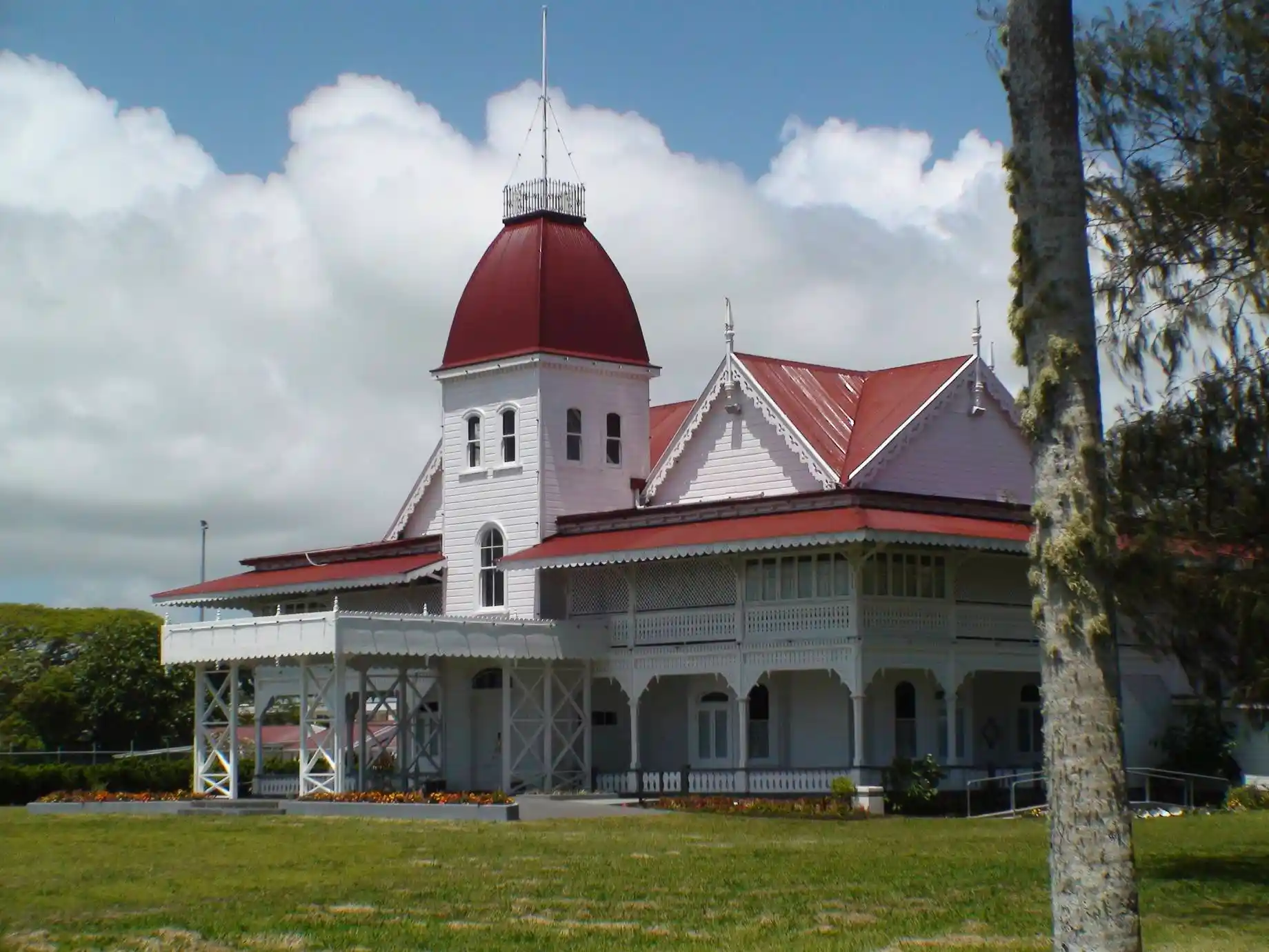 Travel guide to Tonga featuring Nuku'alofa and the Royal Palace