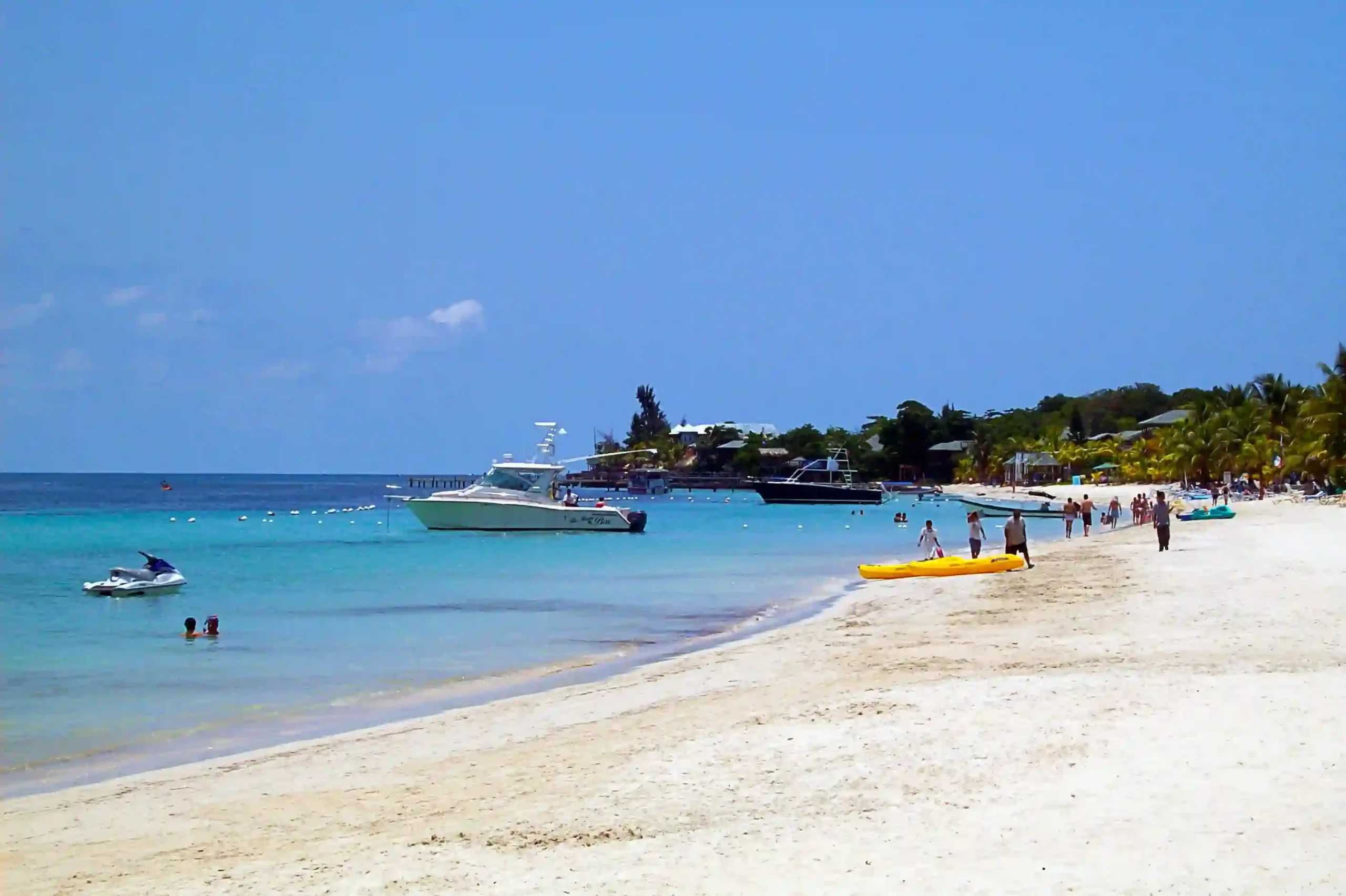Travel guide to Honduras featuring crystal clear Caribbean waters and palm trees along West Bay Beach in Roatán